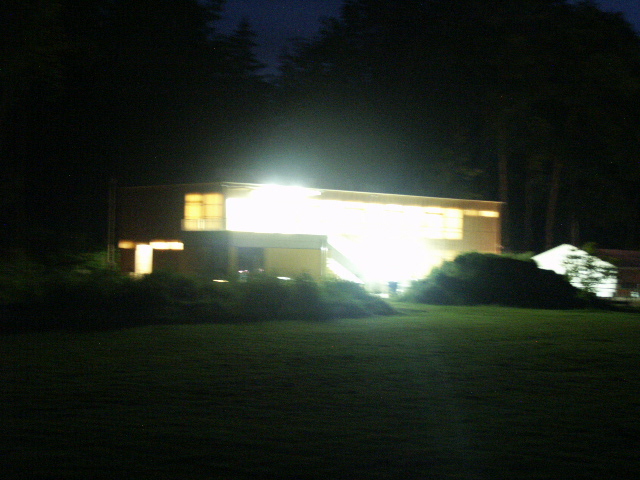 Das Garderobenhaus nach dem Handwerkerfest, "by night"