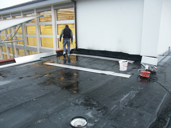 19. Januar 2009: Auch die Flachdacharbeiten beim Foyer kommen voran. 