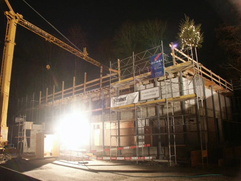 Das aufgerichtete Garderobengebäude in vorweihnachtlicher Stimmung