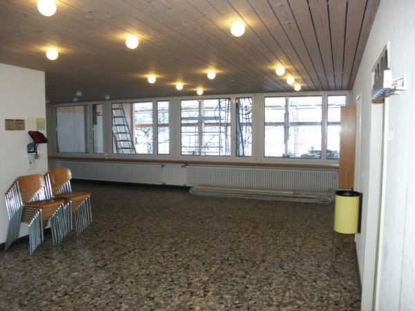 Ungewohnte Sicht vom bestehenden Foyer zur neuen Aula